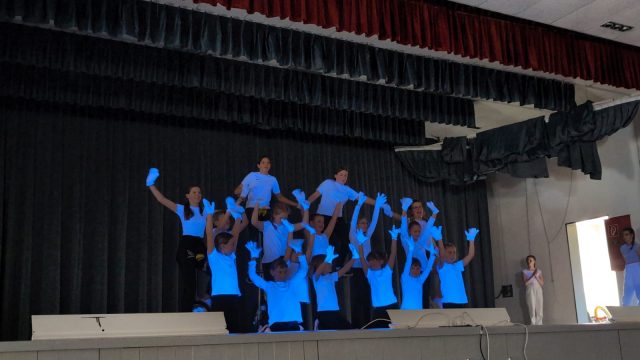 Schwarz-weiß im Neonlicht